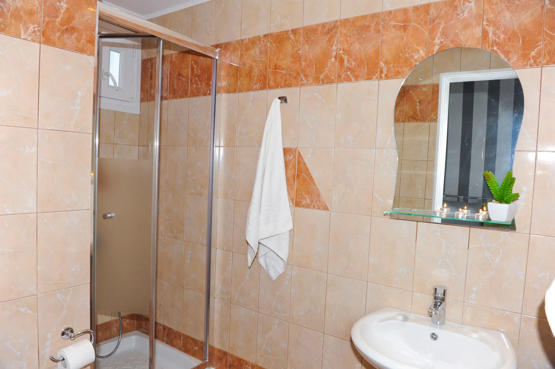 Tiara Holidays - Hotel Asterias - Family two bedroom - bathroom